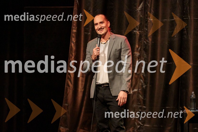  Vid  Valič , stand up komik Vid Valič z novo avtorsko komedijo Moška pamet