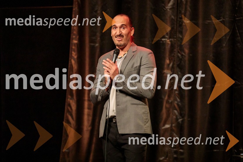  Vid  Valič , stand up komik Vid Valič z novo avtorsko komedijo Moška pamet