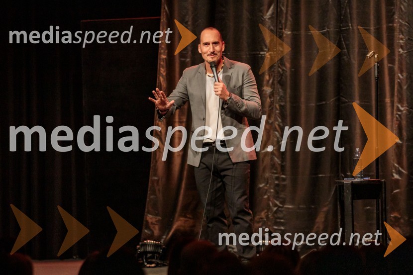  Vid  Valič , stand up komik Vid Valič z novo avtorsko komedijo Moška pamet