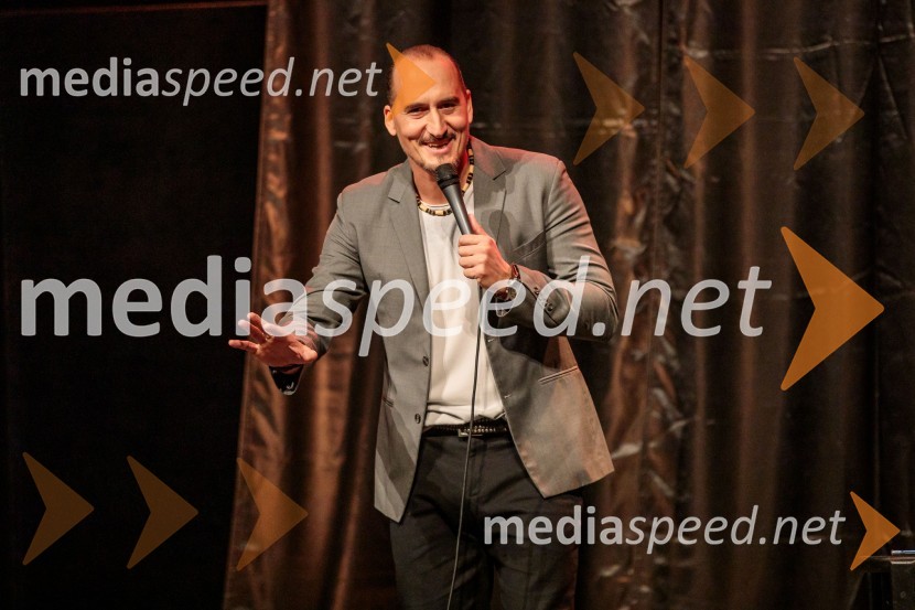  Vid  Valič , stand up komik Vid Valič z novo avtorsko komedijo Moška pamet