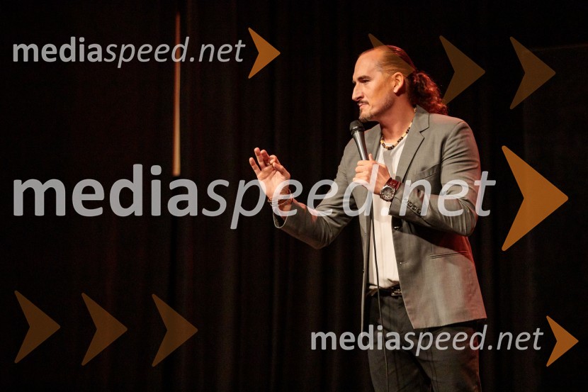  Vid  Valič, stand-up komik, voditeljVid Valič z novo avtorsko komedijo Moška pamet