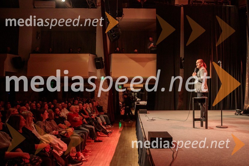  Vid  Valič, stand-up komik, voditeljVid Valič z novo avtorsko komedijo Moška pamet