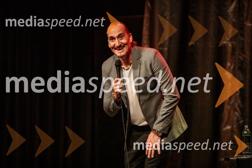  Vid  Valič, stand-up komik, voditeljVid Valič z novo avtorsko komedijo Moška pamet