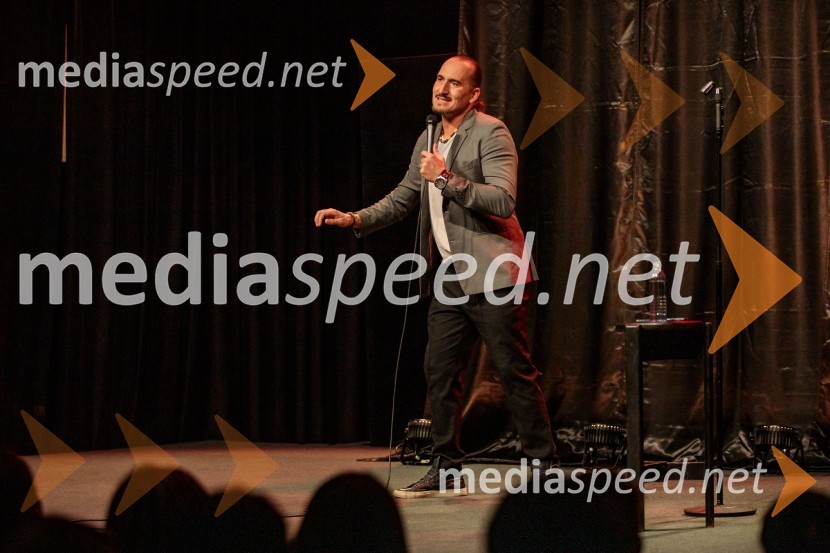  Vid  Valič , stand up komik Vid Valič z novo avtorsko komedijo Moška pamet