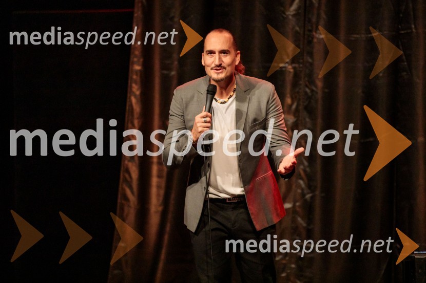  Vid  Valič , stand up komik Vid Valič z novo avtorsko komedijo Moška pamet