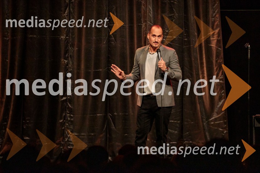  Vid  Valič , stand up komik Vid Valič z novo avtorsko komedijo Moška pamet