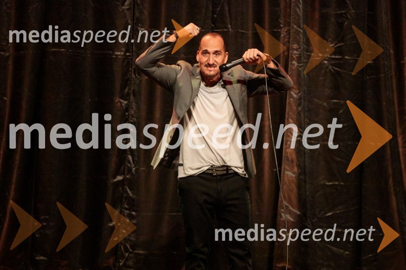  Vid  Valič, stand-up komik, voditeljVid Valič z novo avtorsko komedijo Moška pamet