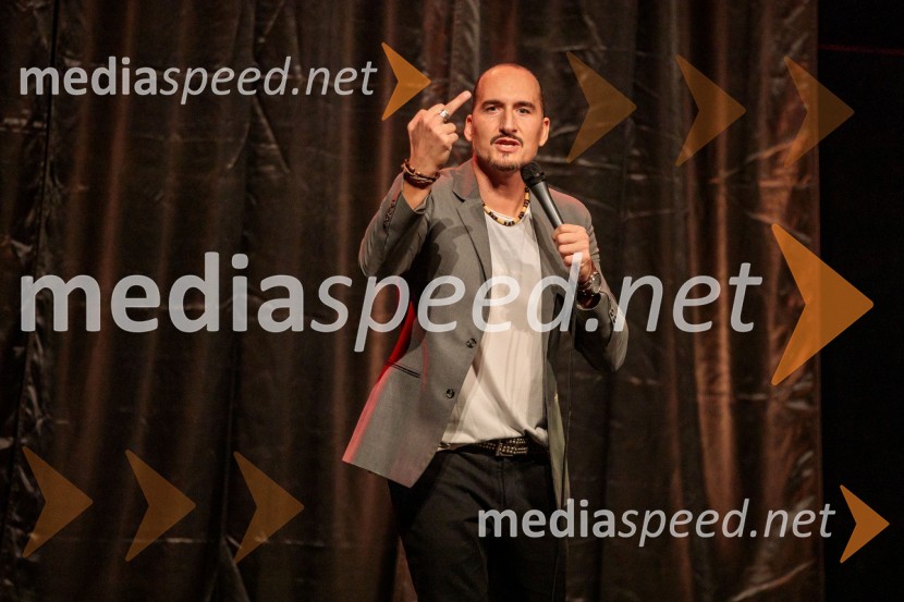  Vid  Valič, stand-up komik, voditeljVid Valič z novo avtorsko komedijo Moška pamet