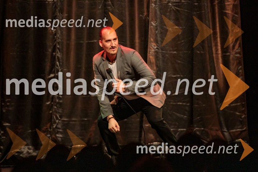 Vid  Valič, stand-up komik, voditeljVid Valič z novo avtorsko komedijo Moška pamet