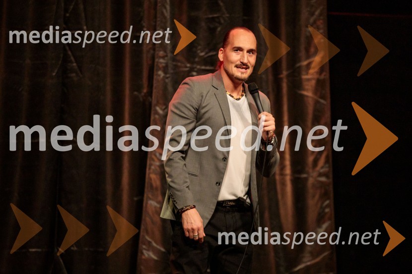  Vid  Valič, stand-up komik, voditeljVid Valič z novo avtorsko komedijo Moška pamet