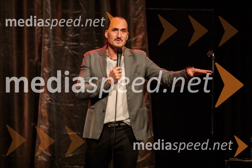  Vid  Valič, stand-up komik, voditeljVid Valič z novo avtorsko komedijo Moška pamet