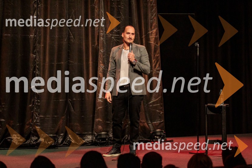  Vid  Valič , stand up komik Vid Valič z novo avtorsko komedijo Moška pamet