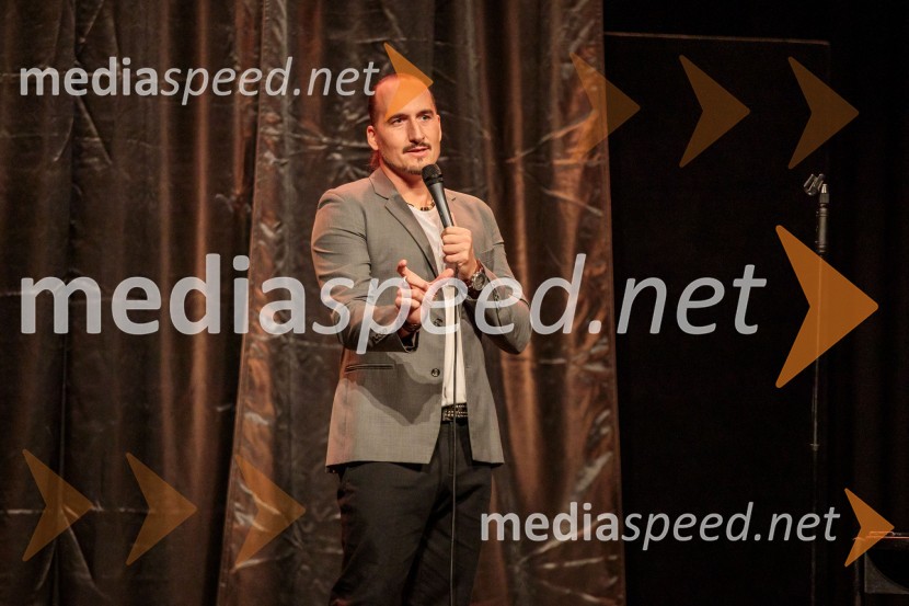 Vid  Valič, stand-up komik, voditeljVid Valič z novo avtorsko komedijo Moška pamet
