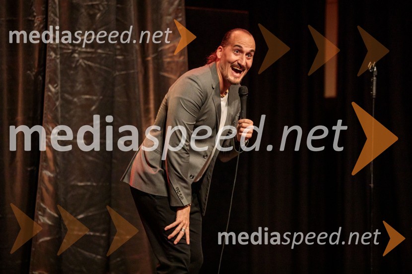  Vid  Valič, stand-up komik, voditeljVid Valič z novo avtorsko komedijo Moška pamet