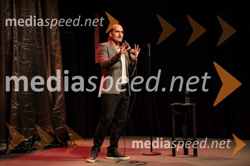  Vid  Valič, stand-up komik, voditeljVid Valič z novo avtorsko komedijo Moška pamet