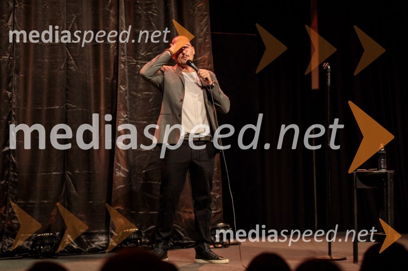  Vid  Valič, stand-up komik, voditeljVid Valič z novo avtorsko komedijo Moška pamet