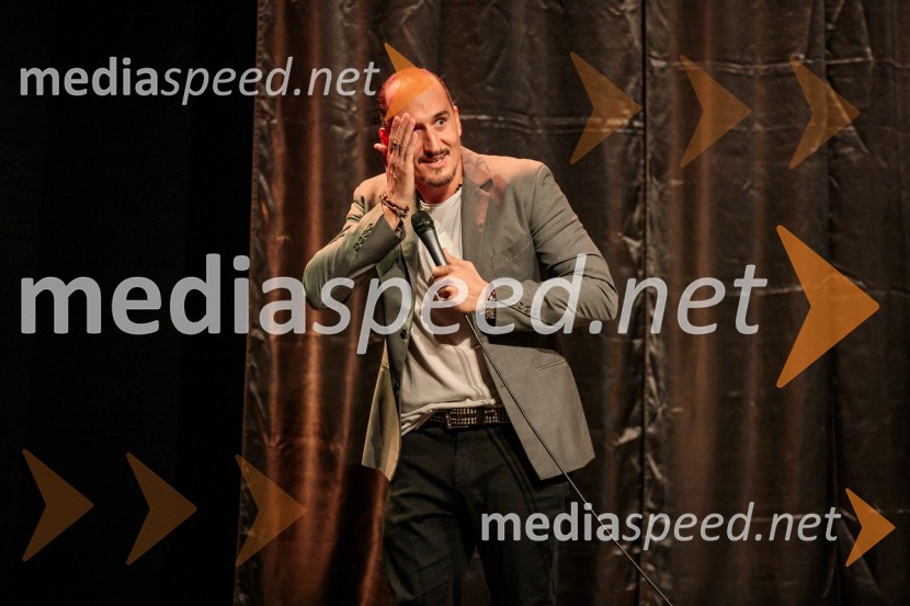  Vid  Valič, stand-up komik, voditeljVid Valič z novo avtorsko komedijo Moška pamet