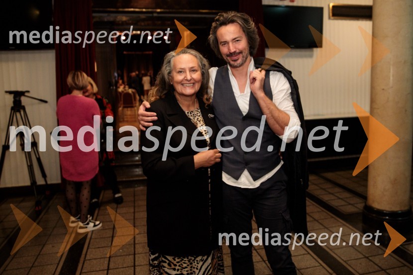  Amanda Mlakar;  Matej MijatovićVid Valič z novo avtorsko komedijo Moška pamet