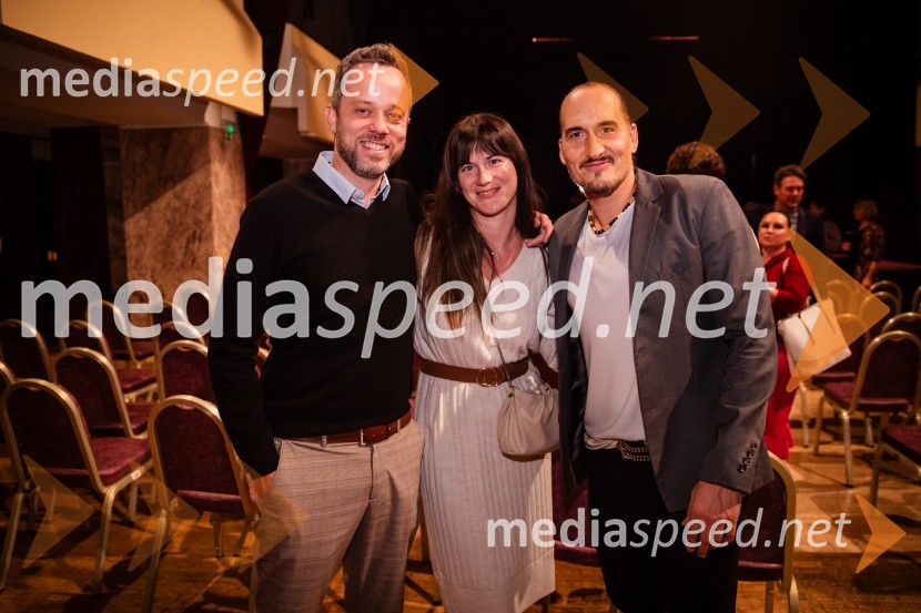  ... ;  ... ;  Vid  Valič, stand-up komik, voditeljVid Valič z novo avtorsko komedijo Moška pamet