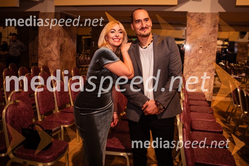  Tjaša  Platovšek, voditeljica in urednica, RTV SLO;  Vid  Valič, stand-up komik, voditeljVid Valič z novo avtorsko komedijo Moška pamet