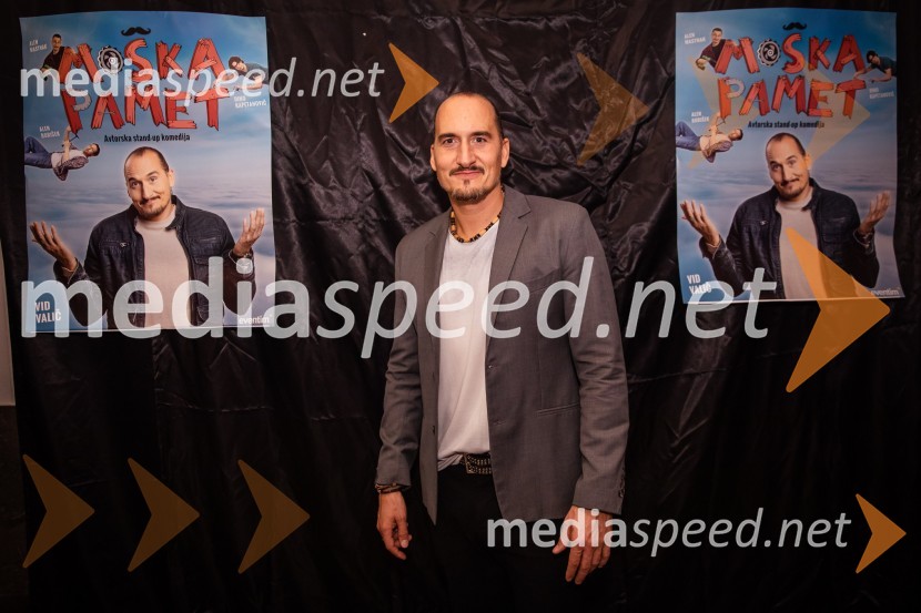  Vid  Valič, stand-up komik, voditeljVid Valič z novo avtorsko komedijo Moška pamet
