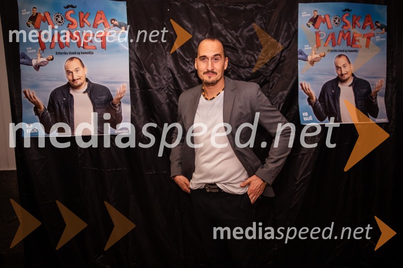  Vid  Valič, stand-up komik, voditeljVid Valič z novo avtorsko komedijo Moška pamet