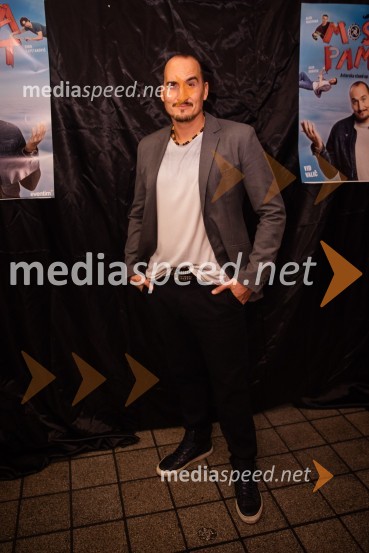  Vid  Valič, stand-up komik, voditeljVid Valič z novo avtorsko komedijo Moška pamet