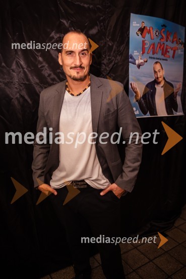  Vid  Valič, stand-up komik, voditeljVid Valič z novo avtorsko komedijo Moška pamet