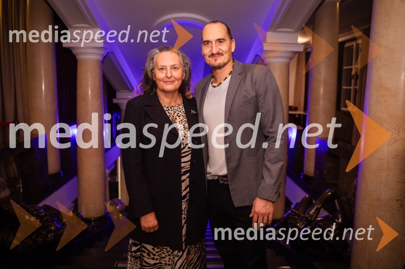  Amanda Mlakar;  Vid  Valič, stand-up komik, voditeljVid Valič z novo avtorsko komedijo Moška pamet