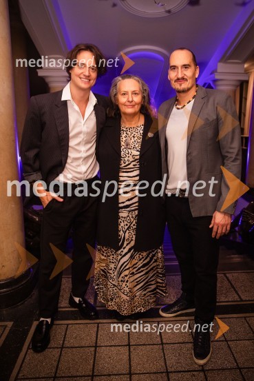  Domen Valič, igralec;  Amanda Mlakar;  Vid  Valič, stand-up komik, voditeljVid Valič z novo avtorsko komedijo Moška pamet