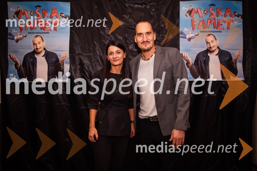   Maja Stojanov, organizatorka;  Vid  Valič, stand-up komik, voditeljVid Valič z novo avtorsko komedijo Moška pamet