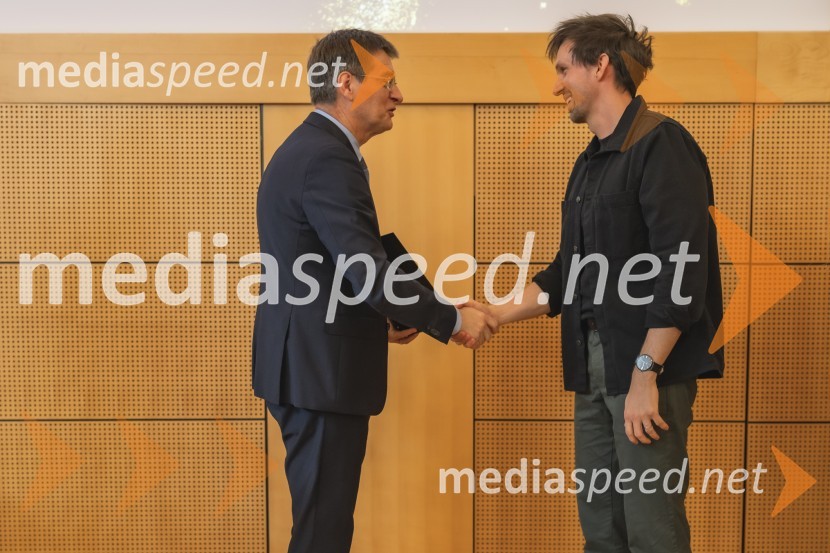 prof. dr. Zdravko Kačič, rektor Univerze v Mariboru; dr. Sašo Karakatič, Fakulteta za elektrotehniko, računalništvo in informatiko, Univerza v MariboruPodelitev Nagrade Univerze v Mariboru za pedagoško odličnost za študijsko leto 2023/2024