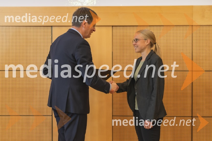 prof. dr. Zdravko Kačič, rektor Univerze v Mariboru;  Eva Veler, biologinjaPodelitev Nagrade Univerze v Mariboru za pedagoško odličnost za študijsko leto 2023/2024