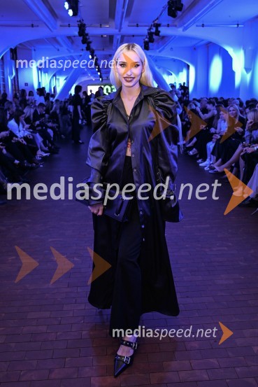  Sara Briški Cirman - Raiven, pevka, harfistkaLjubljana Fashion Week 2024, modne revije, četrti dan