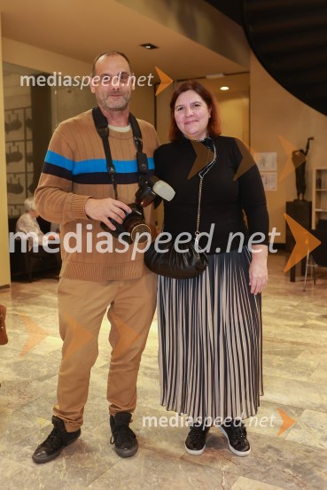  Mare Vavpotič, fotograf;  Teja Pelko, novinarkaPremiera drame Radost na velikem odru MGL