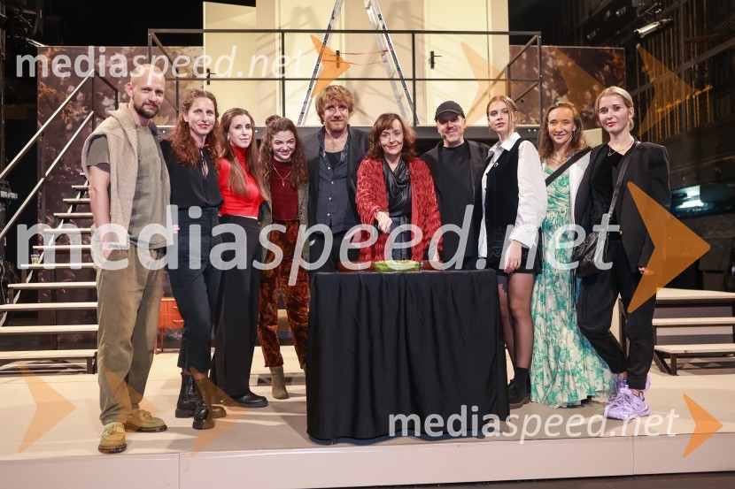  Jernej Gašperin, igralec;  Urša Vidic, scenografinja;  Nina Rakovec, igralka, pevka;  Diana  Kolenc, igralka;  Matej   Puc, igralec;  Mirjam Korbar, igralka;  Nejc Gazvoda, filmski režiser in pisatelj;  Klara Kuk, igralka, manekenka;  Mojca Funkl, igralka;  Eva Mahkovic, dramaturginja in avtoricaPremiera drame Radost na velikem odru MGL