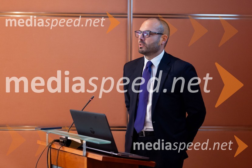  Slobodan  Šešum, generalni direktor, Direktorat za gospodarsko in javno diplomacijoGospodarska diplomacija - trenutni položaj in prihodnji razvoj v regiji EU