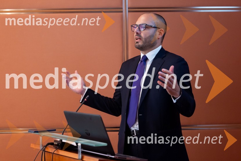  Slobodan  Šešum, generalni direktor, Direktorat za gospodarsko in javno diplomacijoGospodarska diplomacija - trenutni položaj in prihodnji razvoj v regiji EU