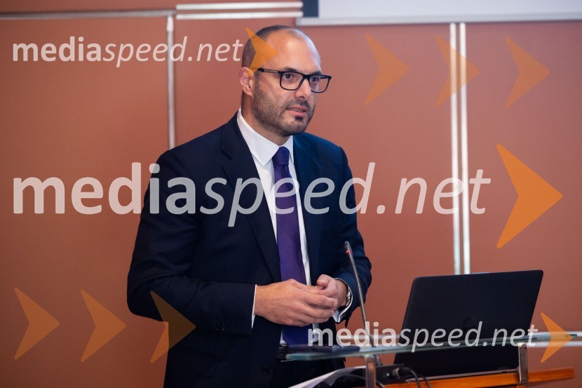  Slobodan  Šešum, generalni direktor, Direktorat za gospodarsko in javno diplomacijoGospodarska diplomacija - trenutni položaj in prihodnji razvoj v regiji EU