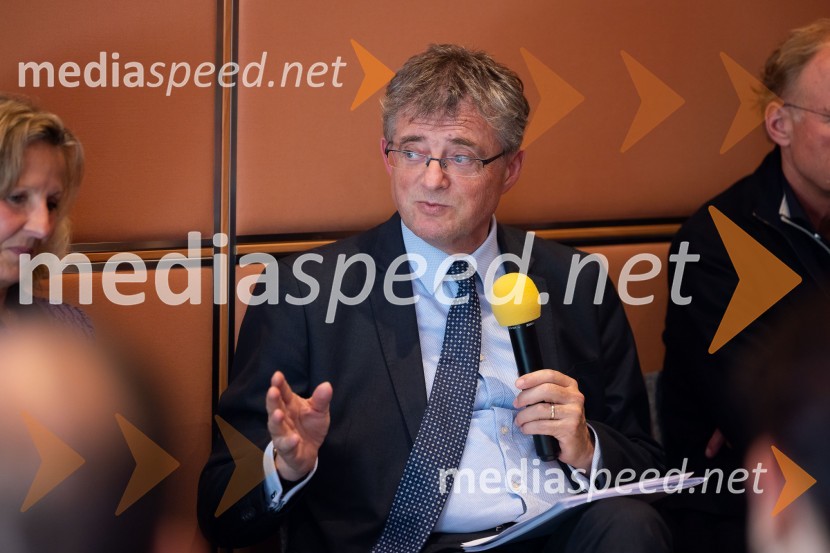  Giuseppe Cavagna, italijanski veleposlanik v SlovenijiGospodarska diplomacija - trenutni položaj in prihodnji razvoj v regiji EU