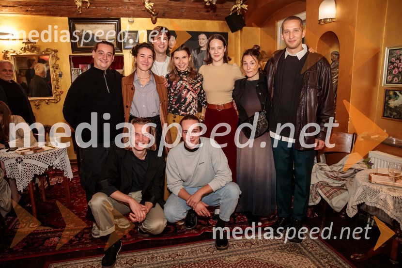  Domen Lušin, oblikovalec svetlobe;  Iva Štefanija Slosar, dramaturginja;  Marko Rafolt, igralec;  Žiga Hren, režiser;  Neža Dvorščak, igralka;  Jure Šimonka, igralec;  Alja Krhin, igralka;  Karolína Kotrbová, scenografinja;  ... Balada o trobenti in oblaku, premiera v Mini teatru