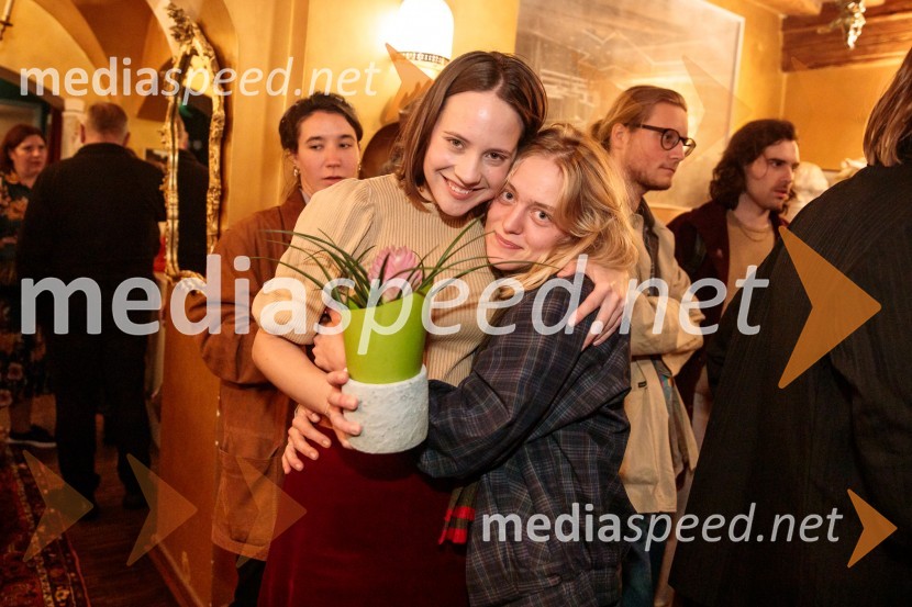  Alja Krhin, igralka;  ... Balada o trobenti in oblaku, premiera v Mini teatru