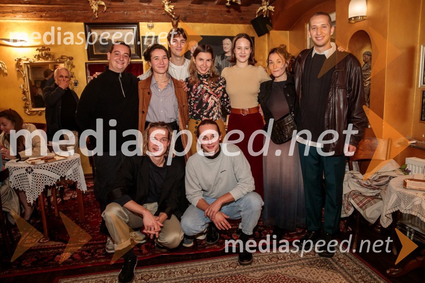  Domen Lušin, oblikovalec svetlobe;  Marko Rafolt, igralec;  Iva Štefanija Slosar, dramaturginja;  Žiga Hren, režiser;  Neža Dvorščak, igralka;  Jure Šimonka, igralec;  Alja Krhin, igralka;  Karolína Kotrbová, scenografinja;  ... Balada o trobenti in oblaku, premiera v Mini teatru