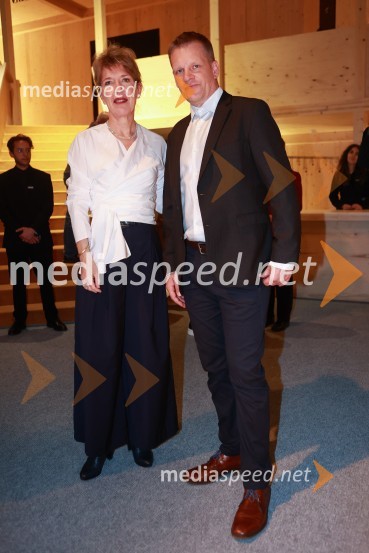  Vesna Jurca Tadel, ravnateljica SNG Drama Ljubljana;  Luka Nabergoj, pomočnik ravnateljice SNG Drama LjubljanaOtroci sonca, premiera v SNG Drama Ljubljana