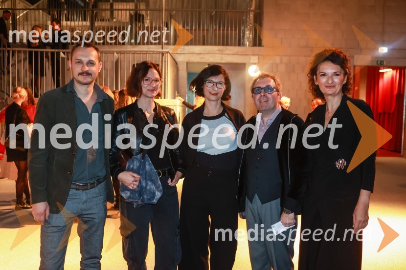  Blaž Setnikar, igralec;  ... ;  Špela Zorn, vodja programa SNG Drama Ljubljana;  ... ;  Ema Peruš, vodja abonmajev SNG Drama LjubljanaOtroci sonca, premiera v SNG Drama Ljubljana