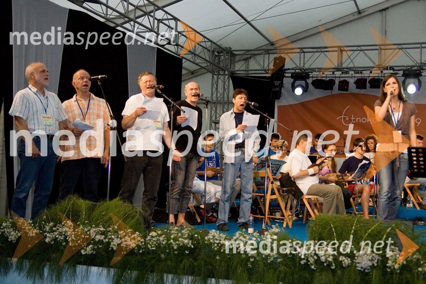 Manca Izmajlova, pevka in skupina Prifarski muzikantiEtnokostel 2009, festival etno glasbe