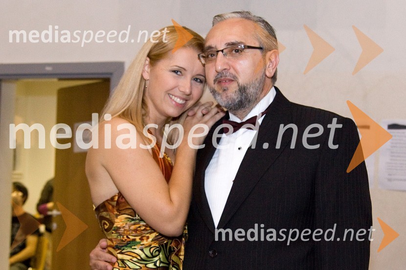 Darja Štravs Tisu, pevka, fotografinja in radijska moderatorka in Zoran Mulić, dirigent Tamburaškega orkestra iz SuboticeEtnokostel 2009, festival etno glasbe