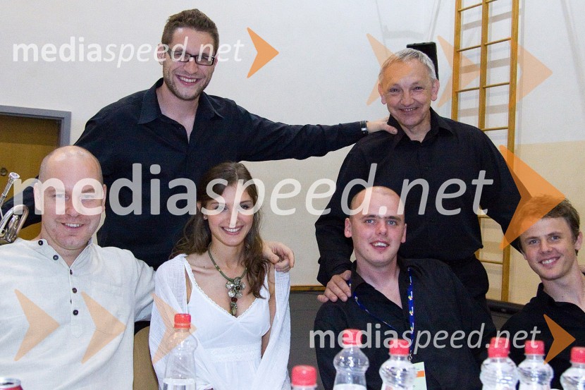 Sandi Vidic, Marko Jenič, Rebeka Matičevič, Boris Šušteršič, Tomaž Zorko in Marko Šušteršič, člani skupine A je toEtnokostel 2009, festival etno glasbe