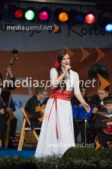 Manca Izmajlova, pevkaEtnokostel 2009, festival etno glasbe