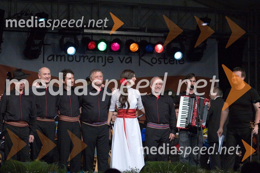 Manca Izmajlova, pevka in skupina Prifarski muzikantiEtnokostel 2009, festival etno glasbe